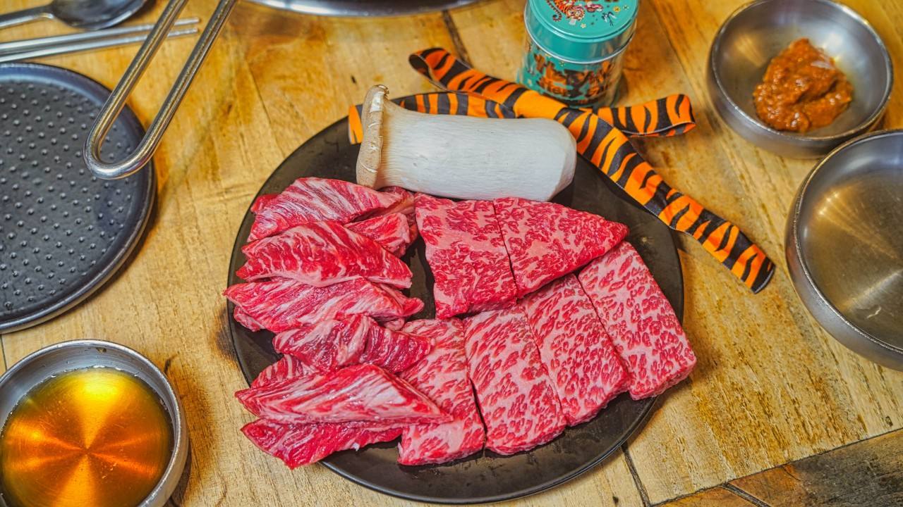 도마 홍대점 갈비 한 점 — charcoal-grilled Korean BBQ (烤肉 · 구운고기) at Doma Hongdae, a hand-cut hanwoo restaurant in Hongdae Seoul · 4
